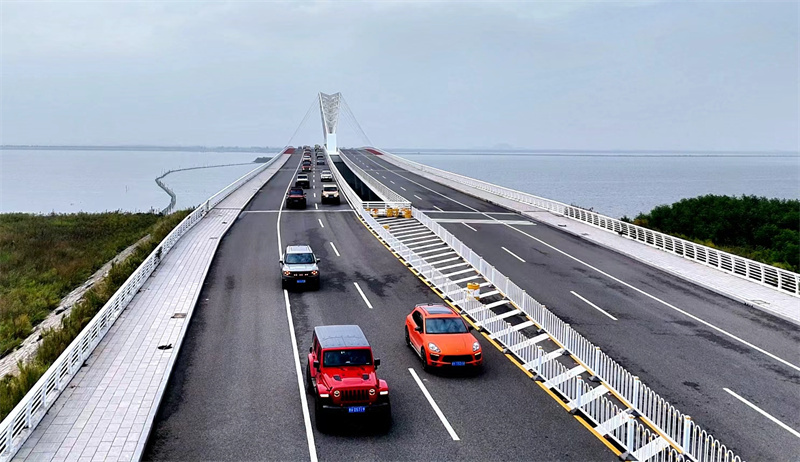 建一个交流, 力量与柔美, src