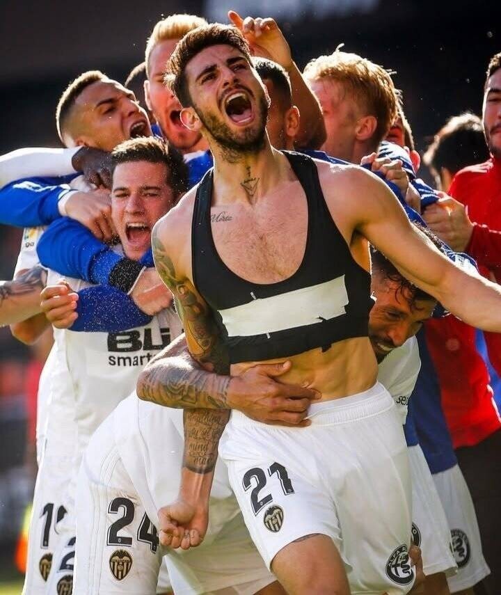 萨接受过足, 球培训, 年夏天离开